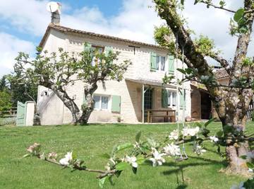 Gîte pour 4 personnes, avec jardin et terrasse ainsi que jacuzzi et piscine à Sigalens