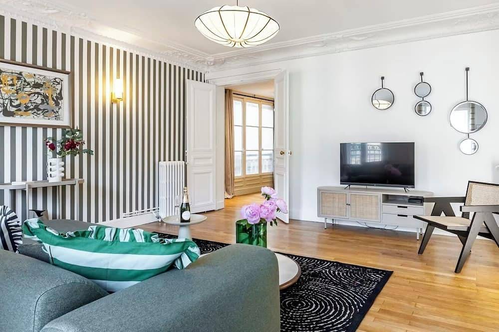 Upscale 3-Bedroom Flat Surrounded By Shopping & Dining in Paris, Ile de France