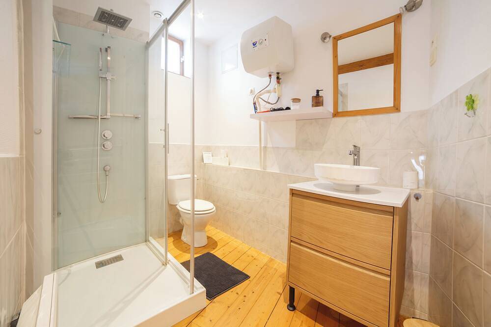 Charming stone house with terrace & barbecue, near valence in Montélier, Región de Valence