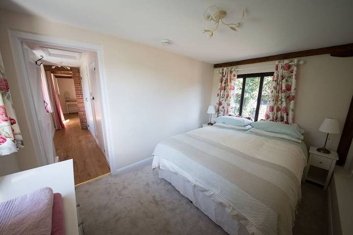 Luxury Country Cottage with Access to Swimming Pool in High Halden, Ashford region