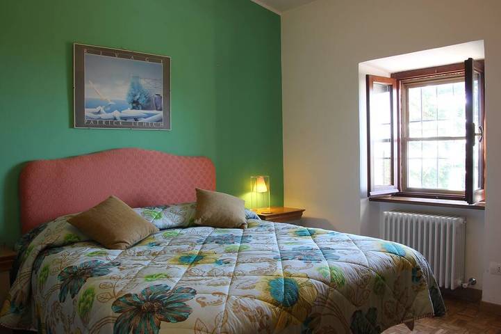 A large farmhouse with views over Umbria/Tuscany with Aircon & streaming WiFi in Tuoro sul Trasimeno, Lake Trasimeno
