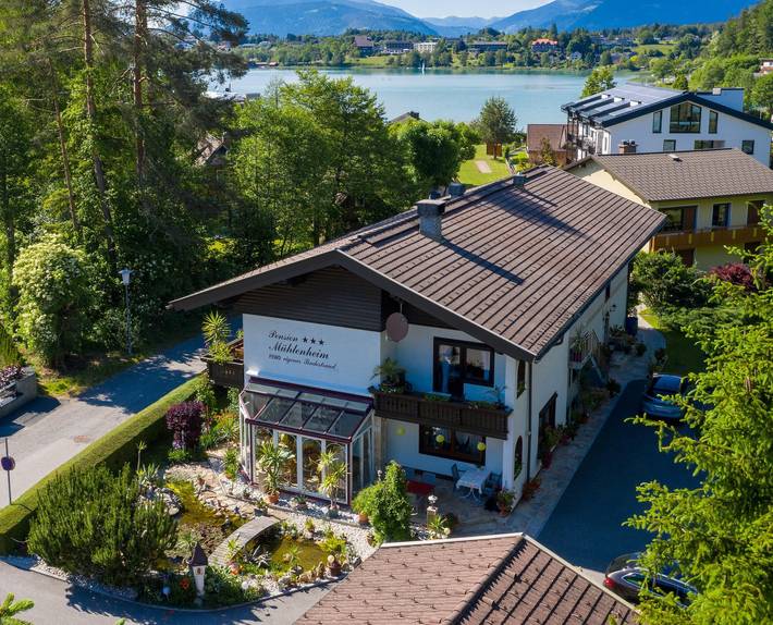 Pension, mit Terrasse und Garten sowie Seeblick und Ausblick in Villach