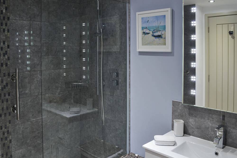 This ground floor apartment benefits from it’s own private decked area. in Padstow, Cornwall