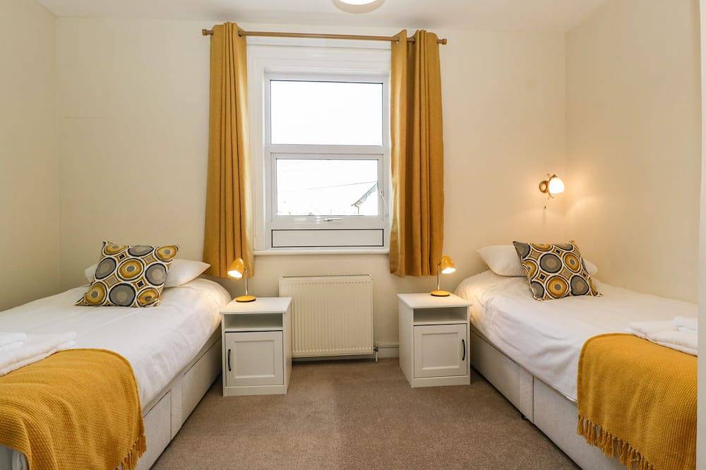 Bay Tree House, pet friendly, with a garden in Seaton, Devon in Devon