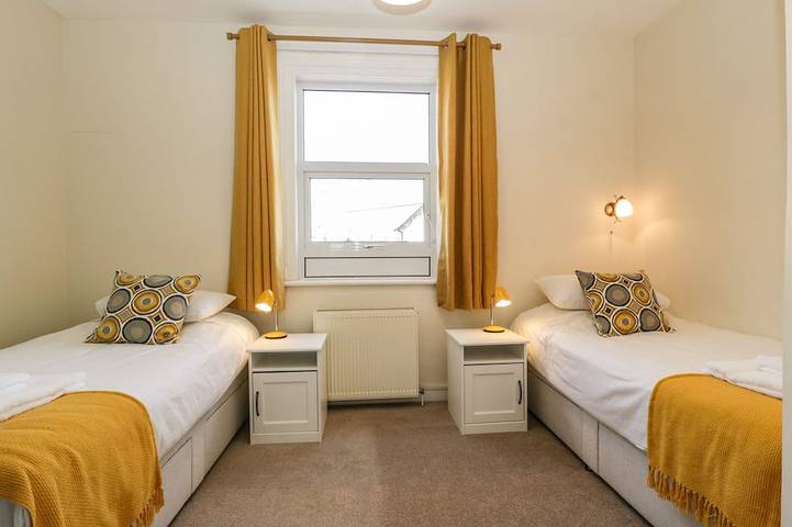 Bay Tree House, pet friendly, with a garden in Seaton, Devon in Devon