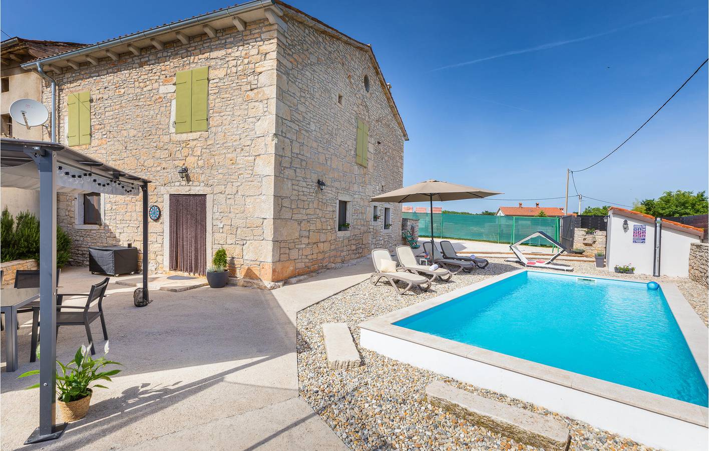 Charmante 70 m² große Wohnung mit Pool, Terrasse und WLAN in der Nähe von Sehenswürdigkeiten in Režanci, Svetvinčenat