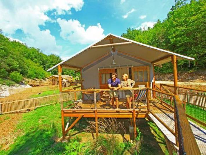 Location de vacances pour 4 personnes, avec piscine à Saint-Amand-de-Coly