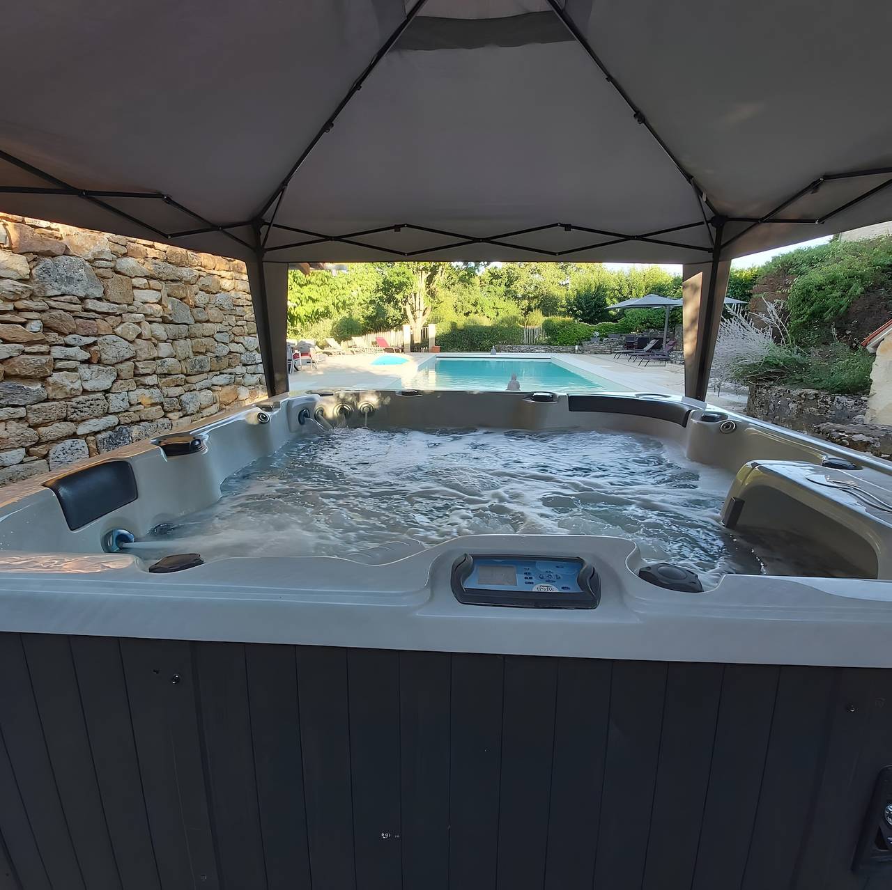 Gîte « Les Tuquettes » avec piscine et jacuzzi partagés. in Montcabrier, Lot