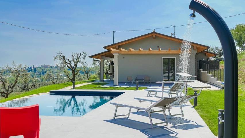 Appartamento per 4 persone, con Terrazza e Giardino nonché Piscina e Panorama a Caprino Veronese