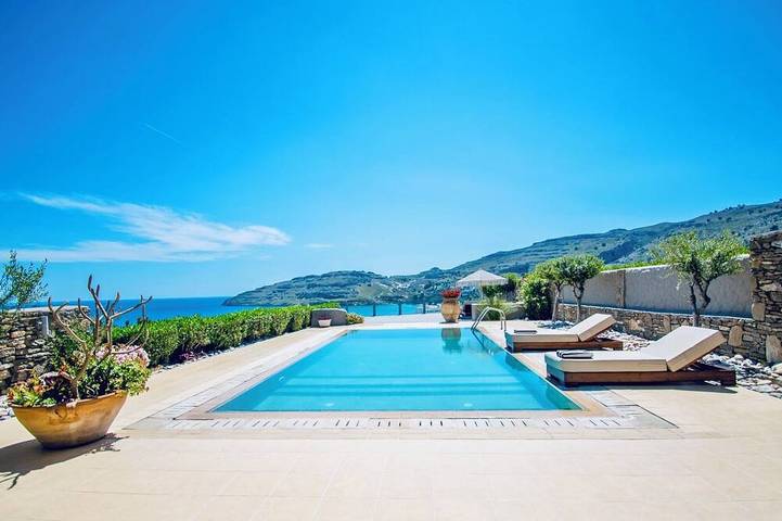 Villa for 6 people, with garden and hot tub, with pets in Greece