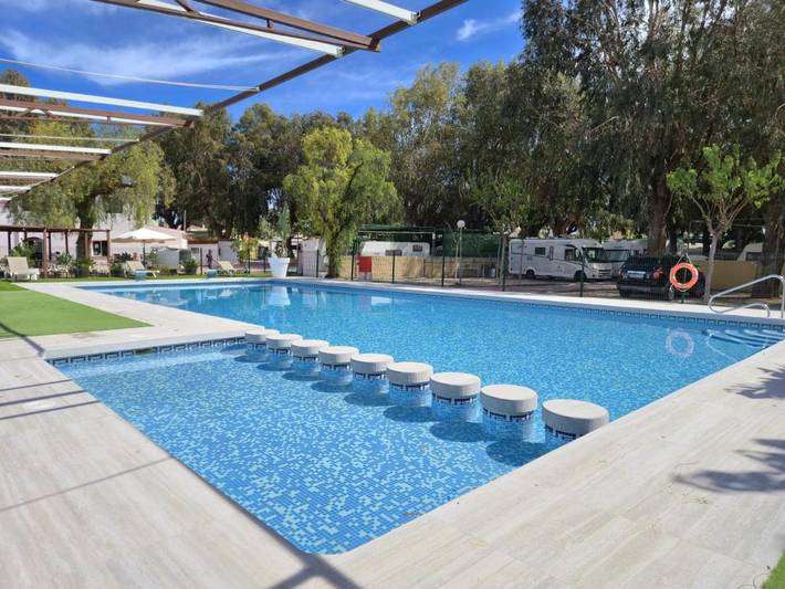 Bungalow para 6 personas, con piscina y terraza en San Juan Playa (Alicante)