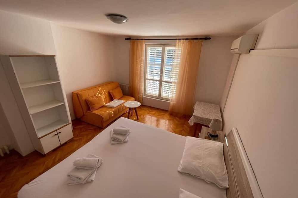 Ganze Wohnung, Apartment Bugenvila - Apt With sea view 1 in Vrboska, Hvar