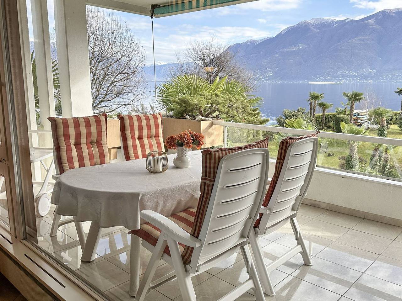 Ganze Wohnung, Appartement in exklusiver Seelage mit Blick auf die Grünanlage und den Lago Maggiore mit Hallenbad. in Brissago, Tessiner Alpen