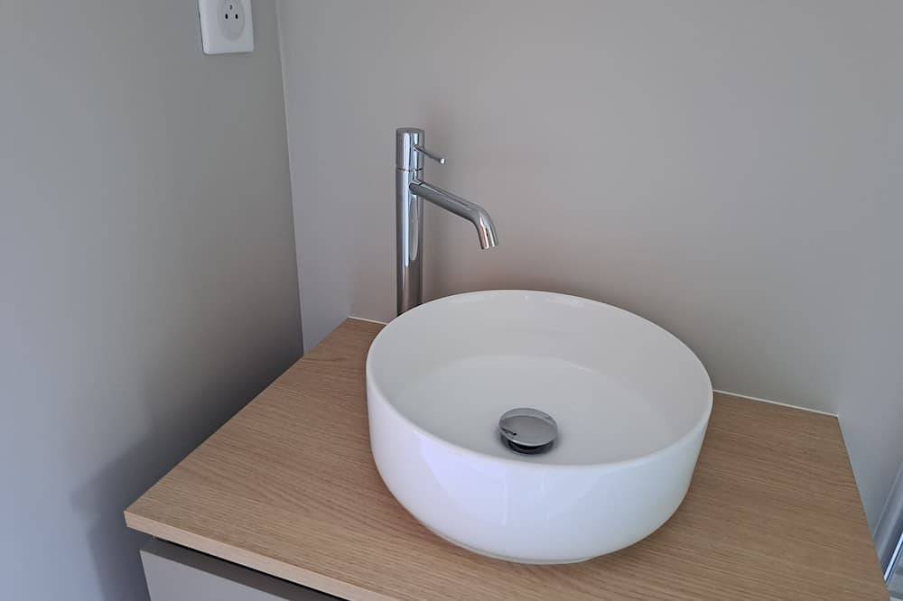 Single room with private bathroom in Saint-Martin-de-Crau, Mediterranean Coast (France)