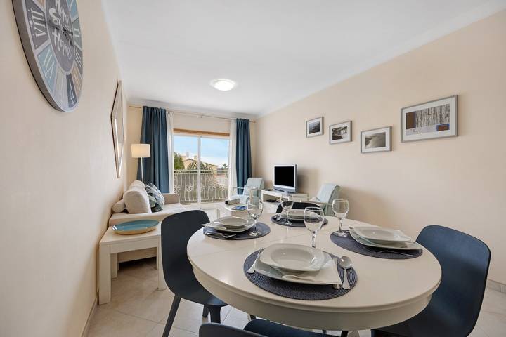 Entire apartment, Holiday Apartment "Palmeiras Reais 110" with Mountain View, Shared Heated Pool & Wi-Fi in Portimão, Faro District