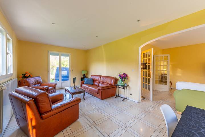 Maison de vacances "Moments Conviviaux À 20' De Disney" avec 3 Terrasses Privées & Wi-Fi in Saints, Seine-et-Marne
