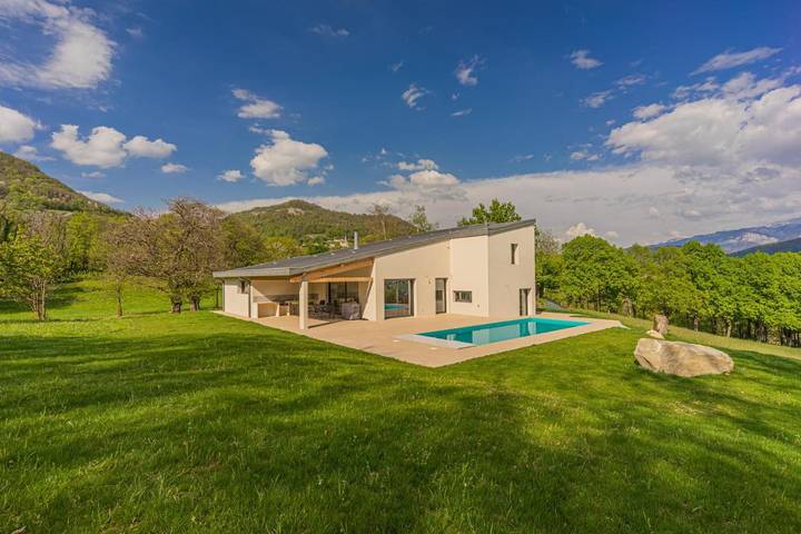 Chalet para 6 personas, con vistas y jardín además de terraza y piscina - 1