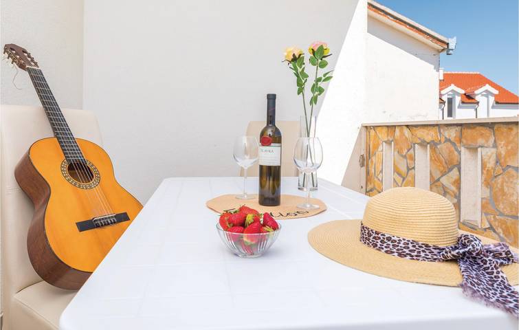 Apartamento vacacional entero, Acogedor apartamento de 1 dormitorio con terraza, wifi y aparcamiento in Plano (Dalmatia), Condado de Split-Dalmacia