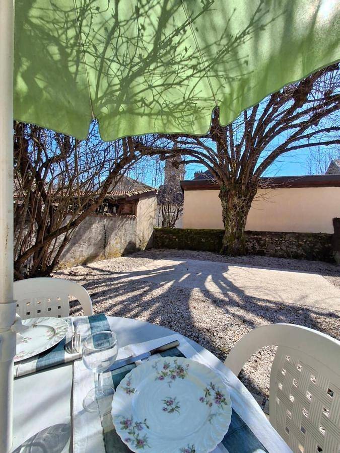 Chez Mamine, au coeur du village avec jardin in Charavines, Lac de Paladru
