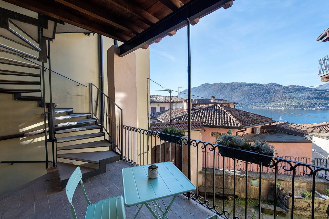 Ferienhaus 'Lakely Nest' mit Seeblick, Wlan und Klimaanlage in Sale Marasino, Catena Bresciana Occidentale