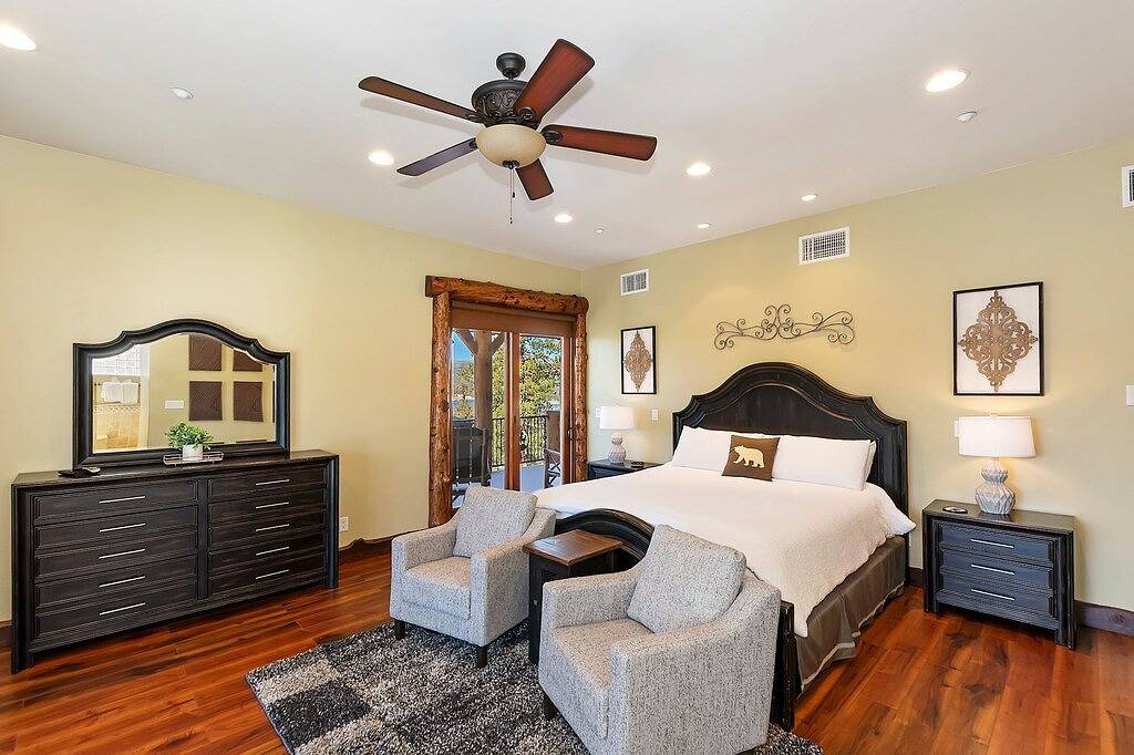 Mountain Masterpiece: High-End-Custom-Luxus-Anwesen mit Panoramablick auf den See, Spielzimmer, Spa und mehr! in Snow Summit, Big Bear Lake