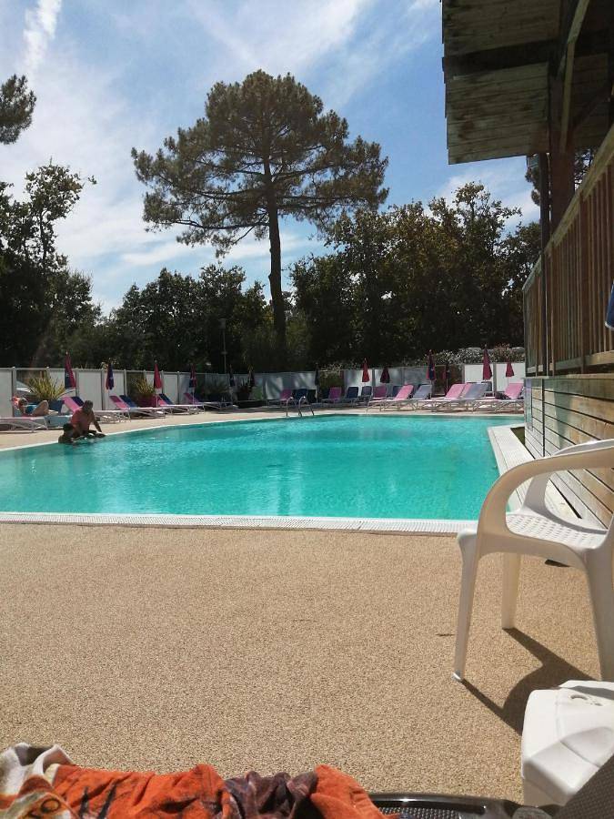 Camping pour 6 personnes, avec Terrasse et Bassin pour enfant ainsi que Piscine et Vue à Soulac-sur-Mer
