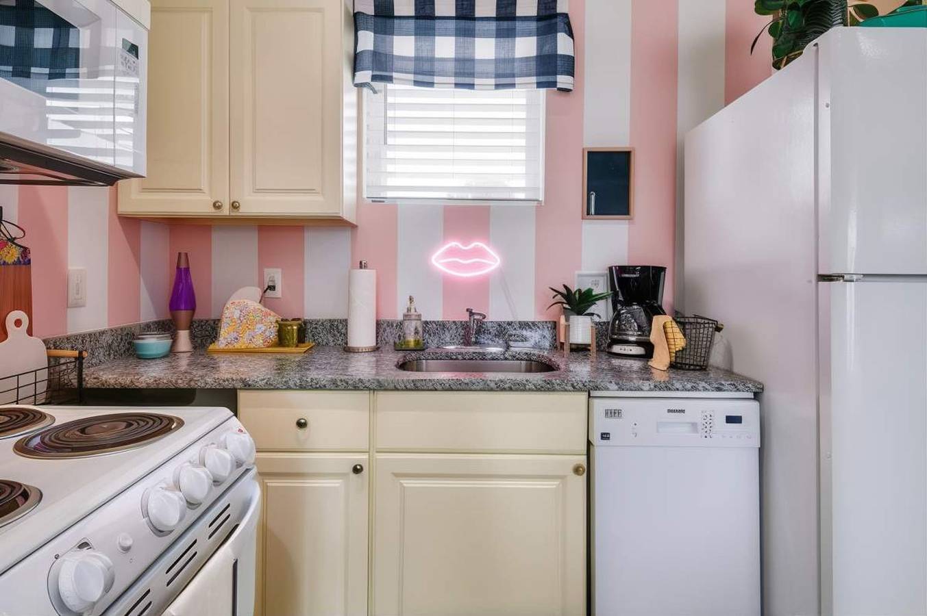 Entire apartment, New 4 Bedroom Apt near Dt  Walk to restaurants  in Nashville, Tennessee