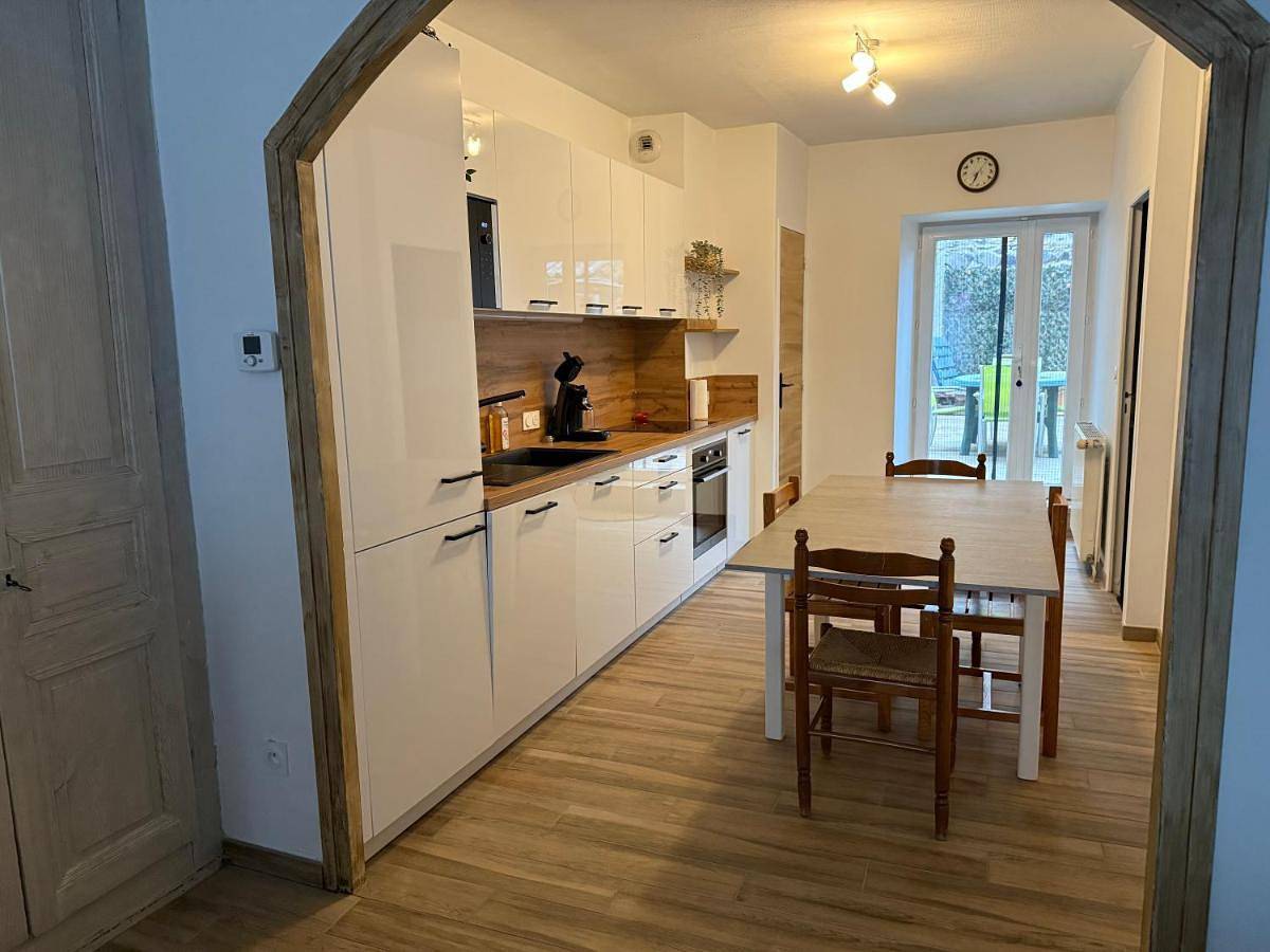 Appartement entier, Three-Bedroom Apartment in Yssingeaux, Haute-Loire