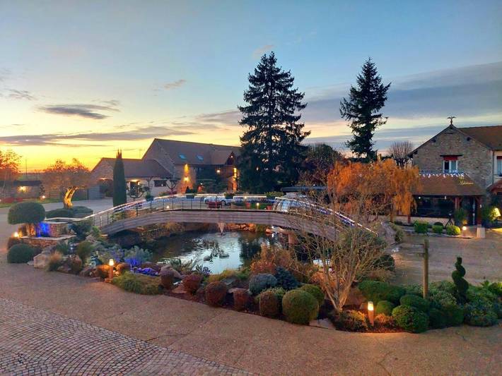 Hôtel pour 3 personnes, avec jardin et sauna ainsi que piscine et jacuzzi à Ménilles