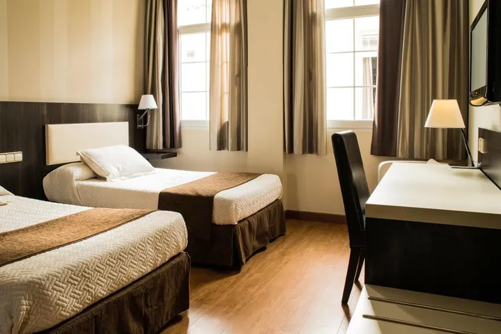 Hotel for 3 people, with terrace and hot tub - 1