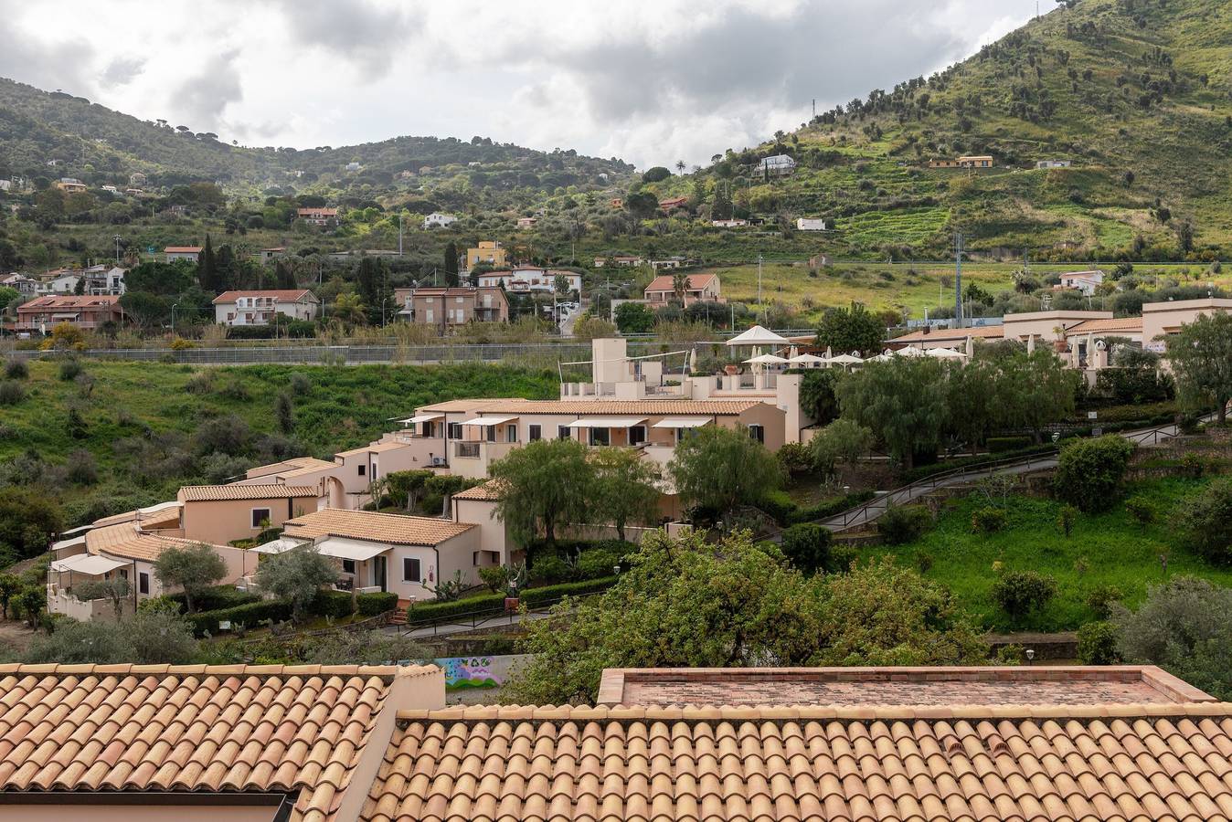 Appartamento intero, 'Cefalù Seaside Pool Villa' con piscina condivisa, Wi-Fi e Aria Condizionata in Mazzaforno, Cefalù (Comune)