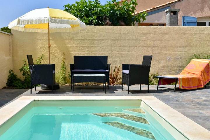 Location de vacances pour 2 personnes, avec Terrasse ainsi que Jardin et Piscine à Bessan