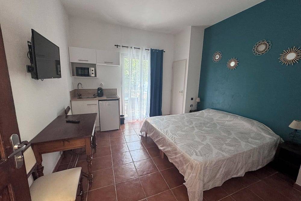 Entire apartment, Room with kitchenette in an estate in Thuir, Perpignan region