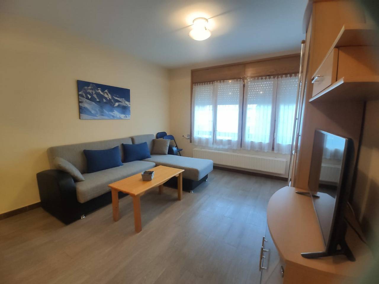 Apartamento entero, Apartamento de montaña en Jaca con piscina, parking, para 6 personas in Jaca, Pirineos