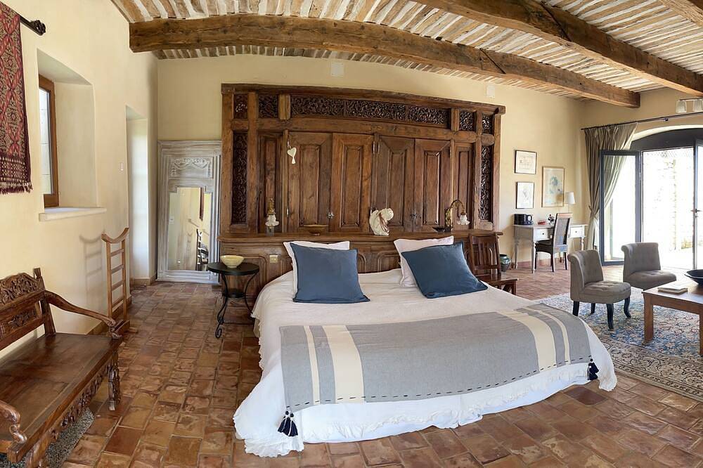 Luberon: prestigious villa with infinity swimming pool and large garden in Rustrel, Parc naturel régional du Luberon