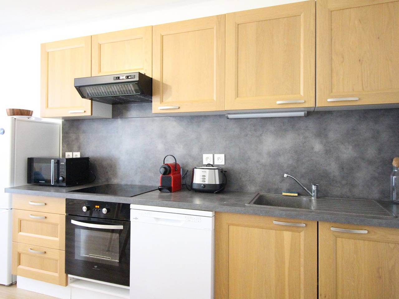 Entire apartment, Central T2 Apartment, Wi-Fi, Sleeps 4, near thermal baths in La Bourboule, Volcans d'Auvergne Regional Nature Park
