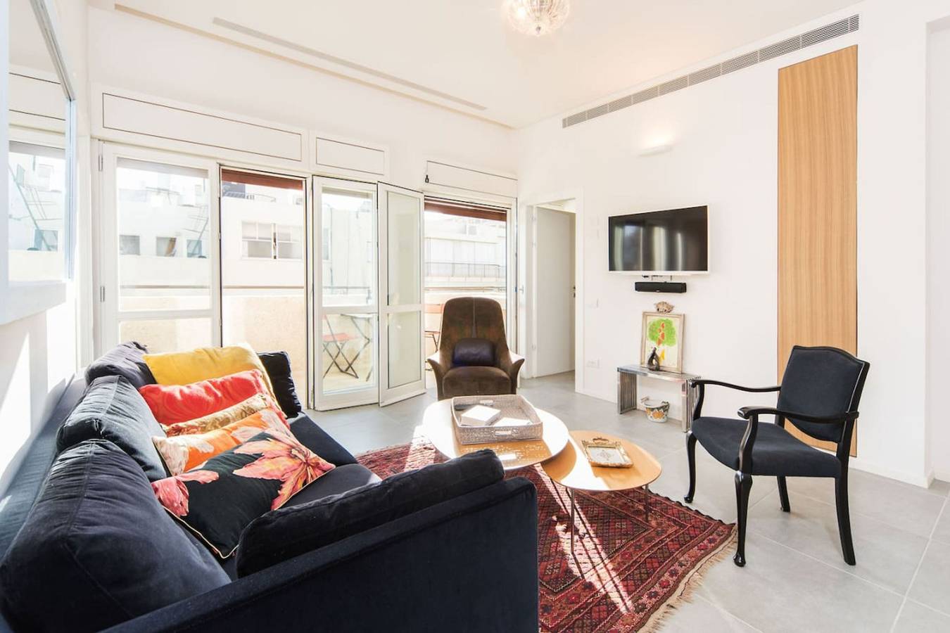 Geheel appartement, Bright Apt w Balcony & Mamad 10min Walk from Beach in Tel Aviv, Tel Aviv (district)