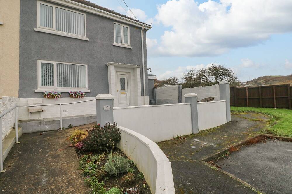 Cwtch Ar Y Mor, pet friendly, with hot tub in Burry Port in Burry Port, Carmarthenshire