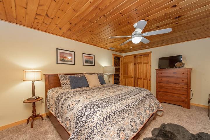 Log cabin for 10 people, with balcony and hot tub in Deep Creek Lake