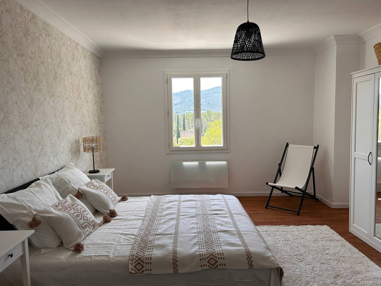 Chambre d’hôtes « Chambre Noir » avec vue montagne, Wi-Fi et climatisation in Le Thoronet, Région de Draguignan