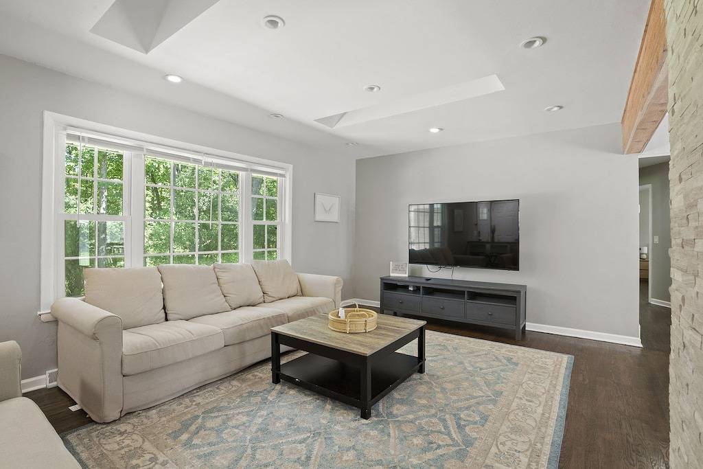 Modern style with nature around, a perfect vacation home in Mequon, Ozaukee County