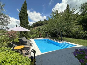 Location de vacances pour 10 personnes, avec vue ainsi que jardin et piscine à Sarzana
