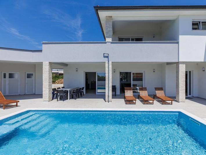 Location de vacances pour 10 personnes, avec piscine ainsi que terrasse et jardin, animaux acceptés à Vodnjan