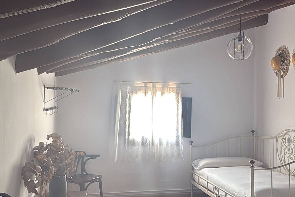 House with jacuzzi and sauna ideal for relaxing in a small village of 100 inhabitants. in Lagata, Saragossa Provinz