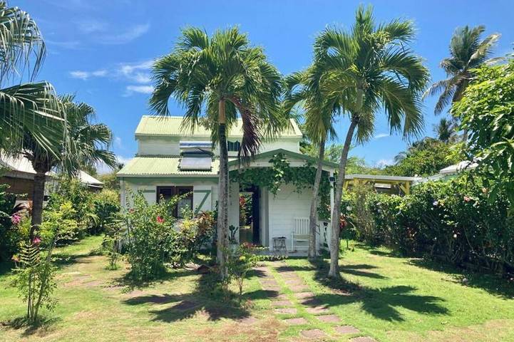 Gîte pour 4 personnes, avec terrasse ainsi que jacuzzi et jardin en Guadeloupe