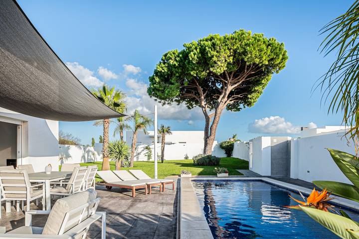 Villa 'Chill Out Of City 2' mit privatem Pool, Wlan und Klimaanlage in Pago del Humo, Chiclana de la Frontera