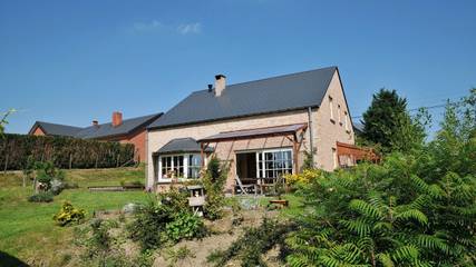 Location de vacances pour 12 personnes, avec jardin ainsi que jacuzzi et sauna à Somme-Leuze