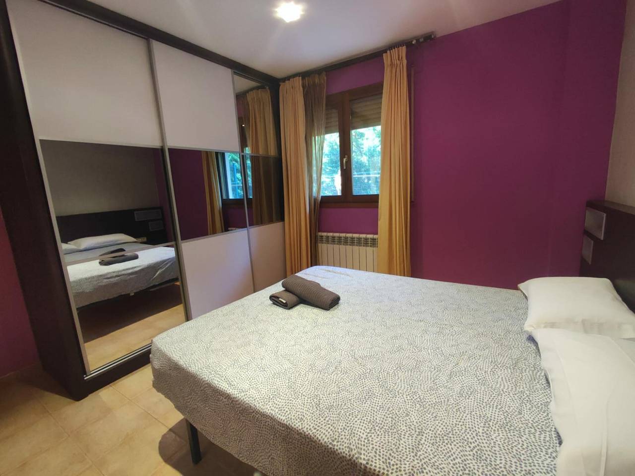 Entire apartment, Ground Floor Apartment with Pool Access, 2 Bedrooms, 2 Baths, Parking, Sleeps 6 in Jaca, Spanish Pyrenees