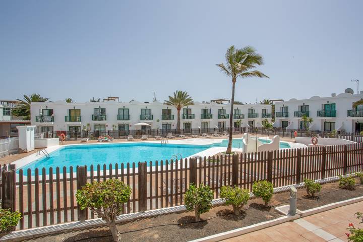 Entire apartment, San Valentin Noa’s Double Pool View – Modern Apartment Near Beach in Corralejo, La Oliva