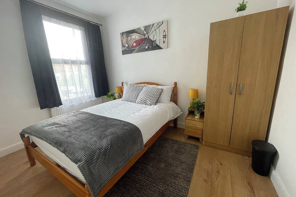 Beautiful house with 5 bedrooms and Living Room! in London, Südostengland